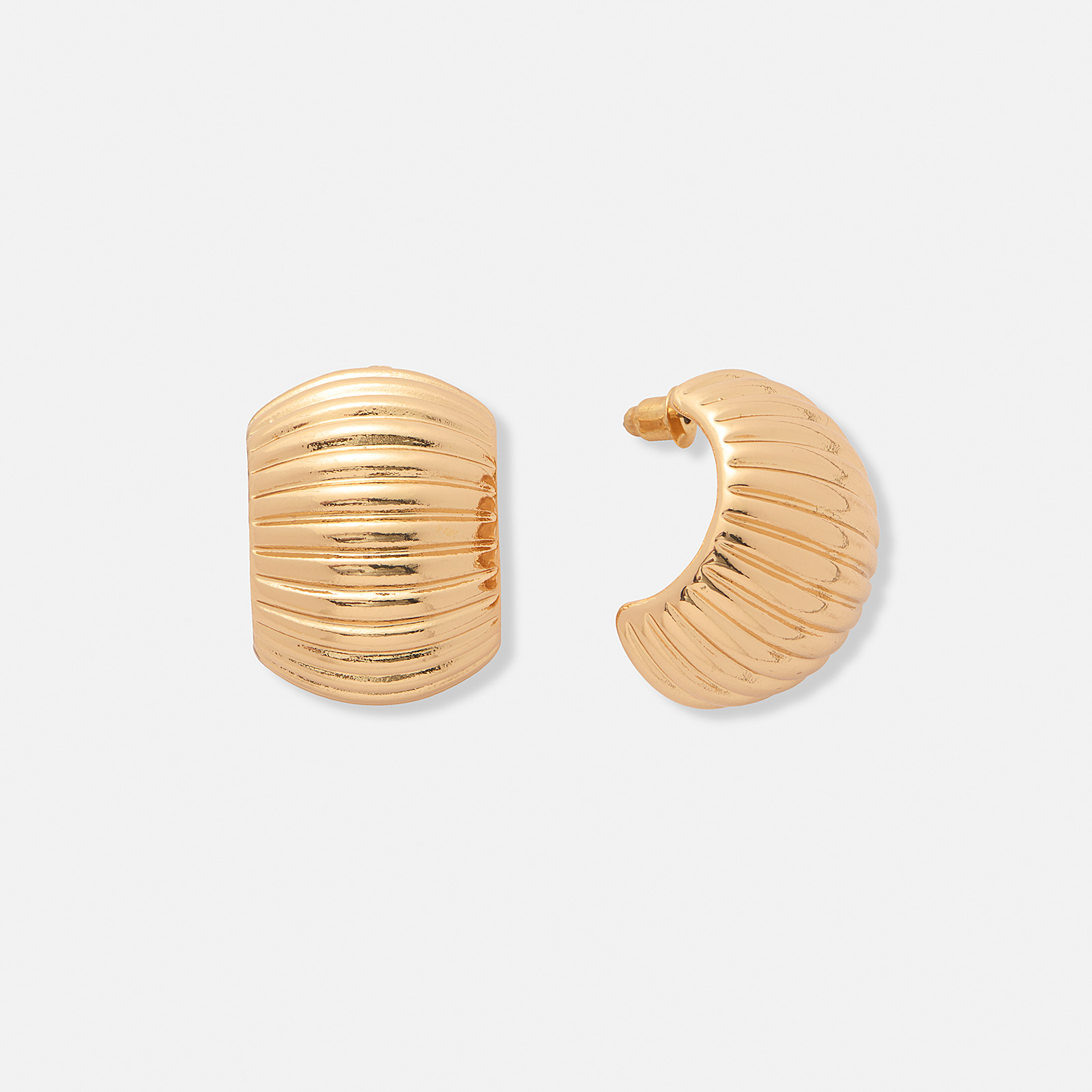 Guldfärgade örhängen, breda mönstrade C-hoops - 26 mm