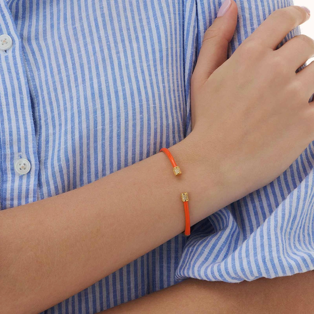Guldpläterat armband, bangle orange detaljer - 60x50 mm