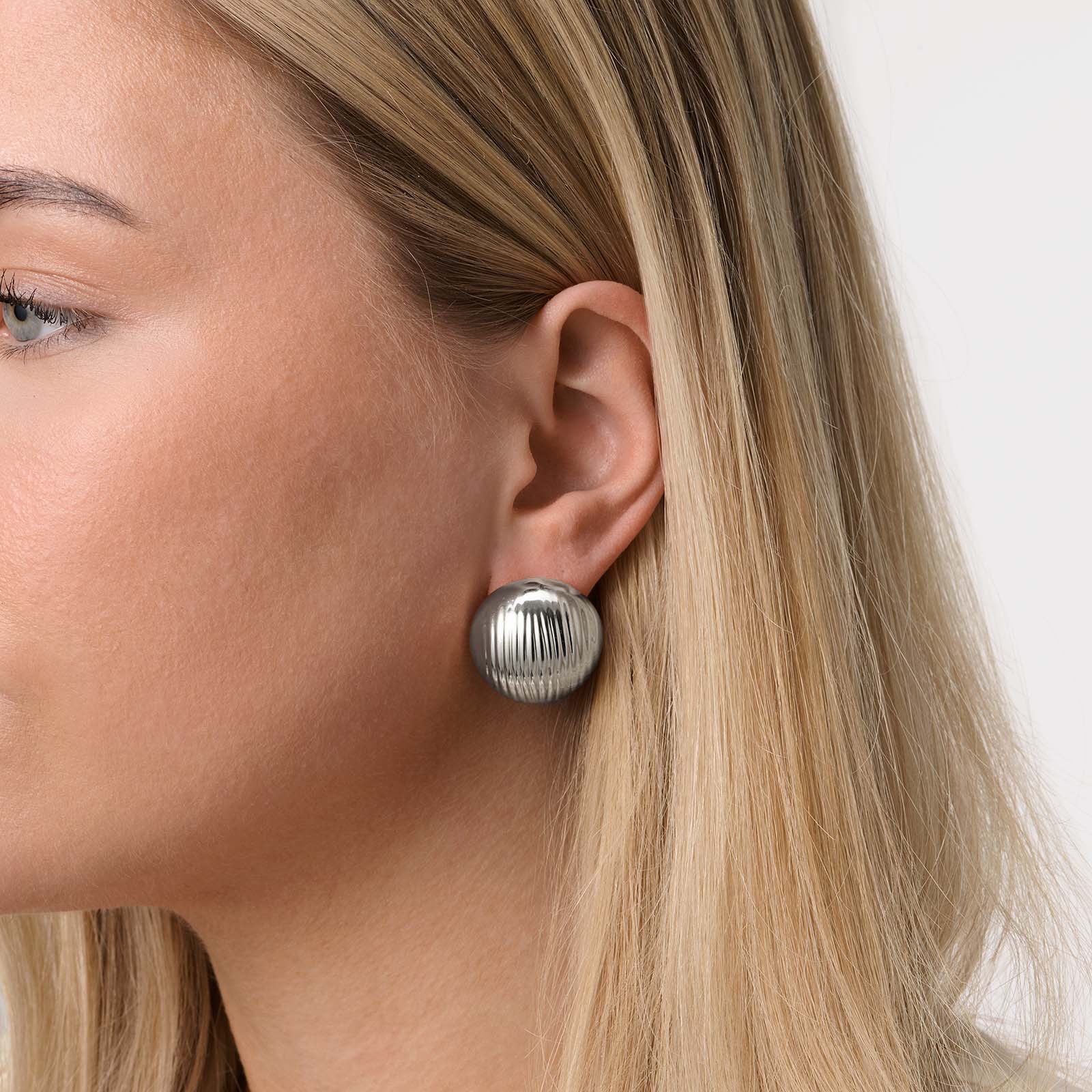 Silverfärgade örhängen, randiga kupoler - 25 mm