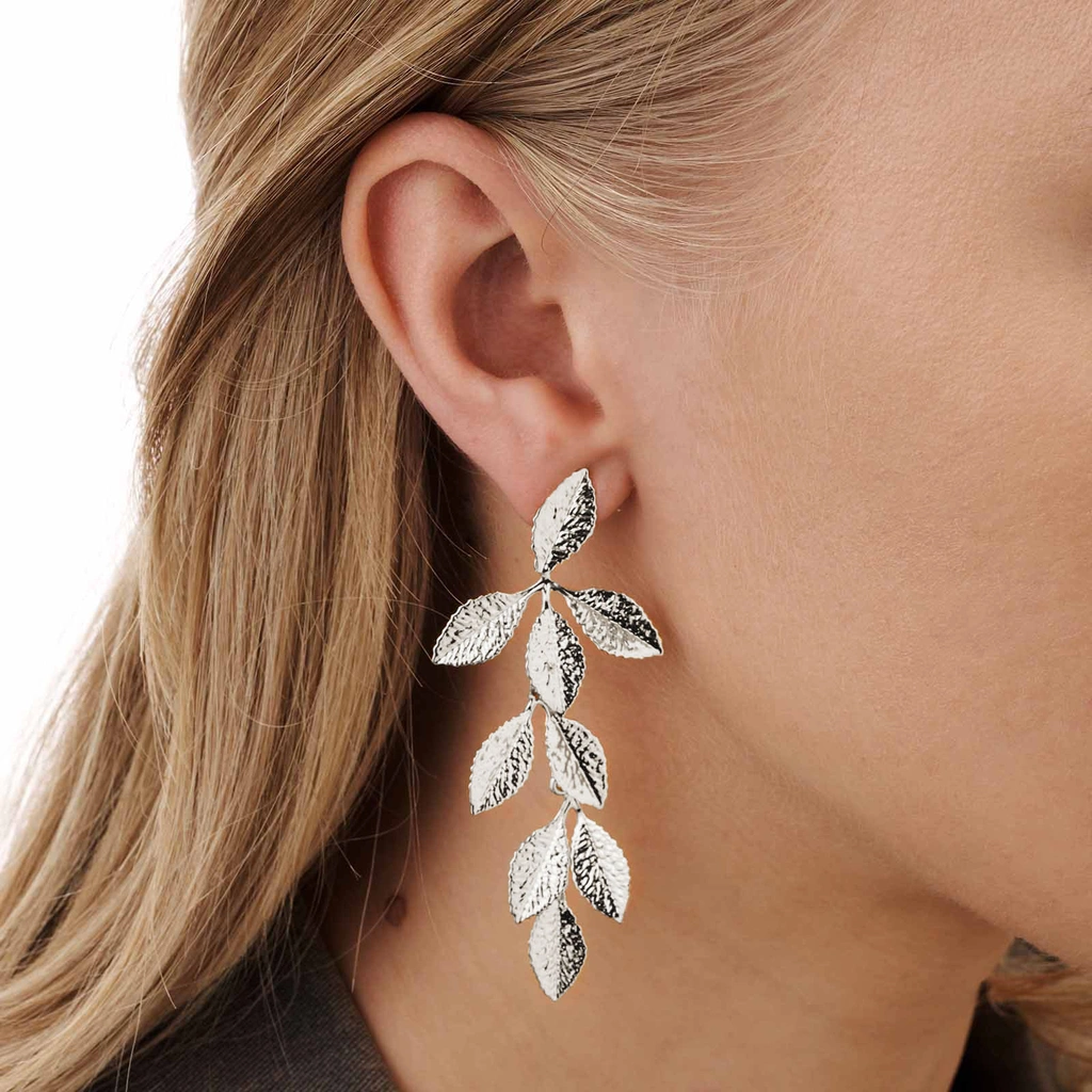 Silverfärgade örhängen - hängande löv, 77mm