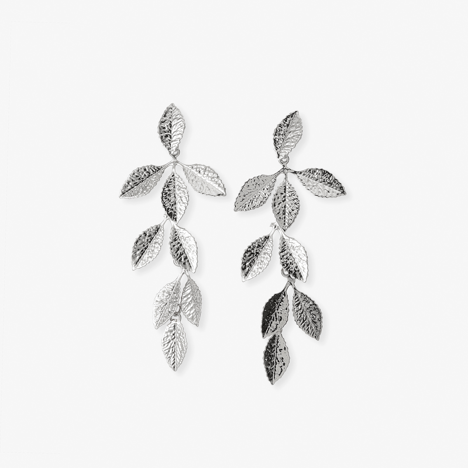 Silverfärgade örhängen - hängande löv, 77mm