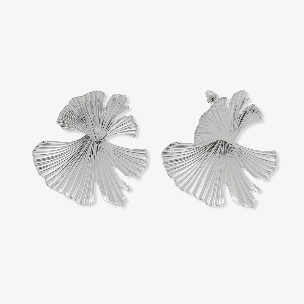 Silverfärgade örhängen, stora assymetriska blommor - 48 mm