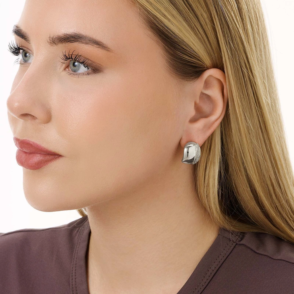 Silverfärgade örhängen, breda C-hoops med mönster - 19 mm