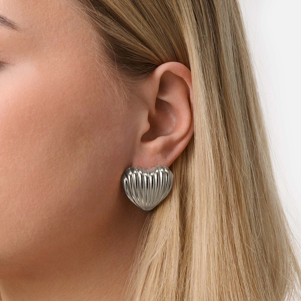 Silverfärgade örhängen, randiga hjärtan- 25 mm