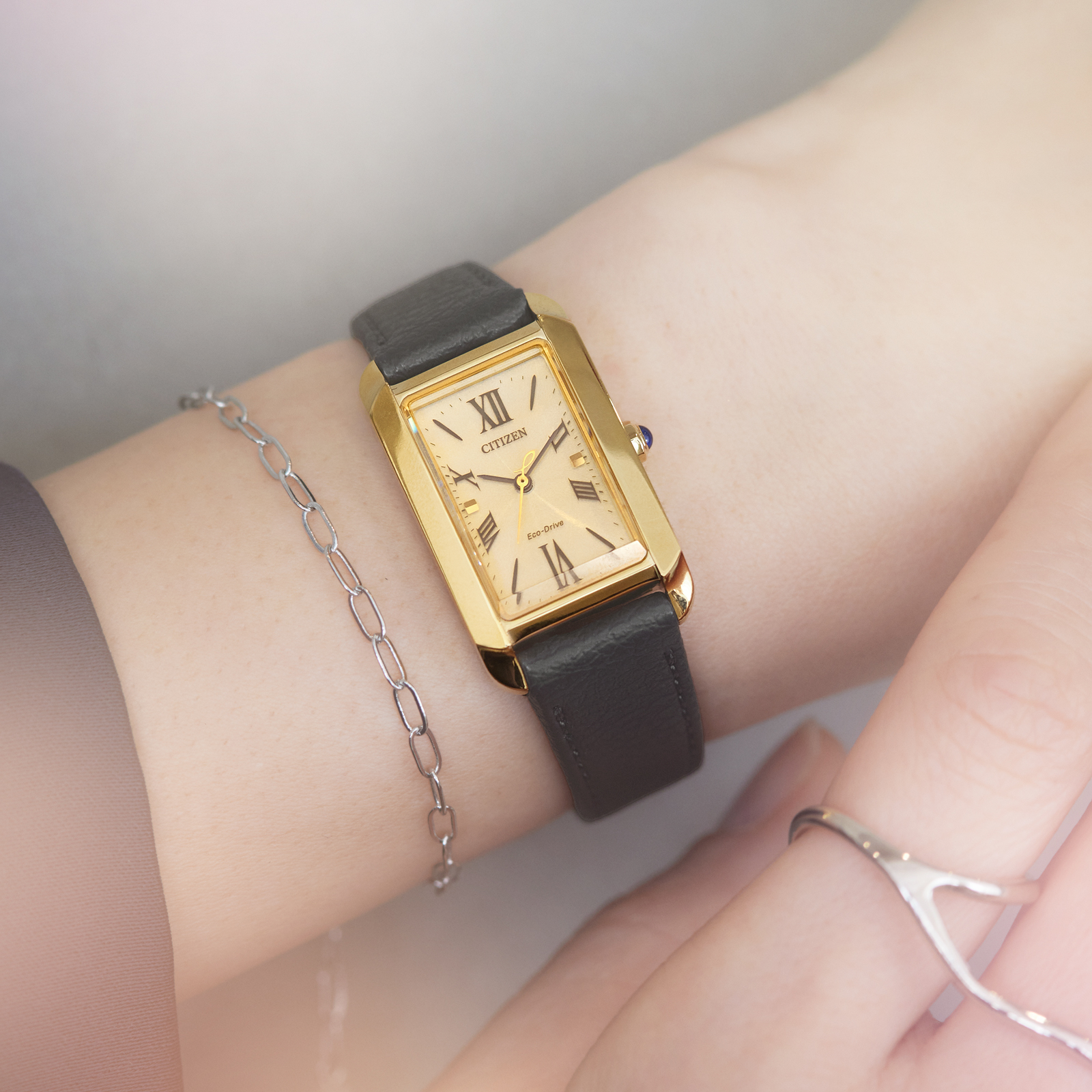 Citizen Eco-Drive L, läderband guld/svart - 19 mm
