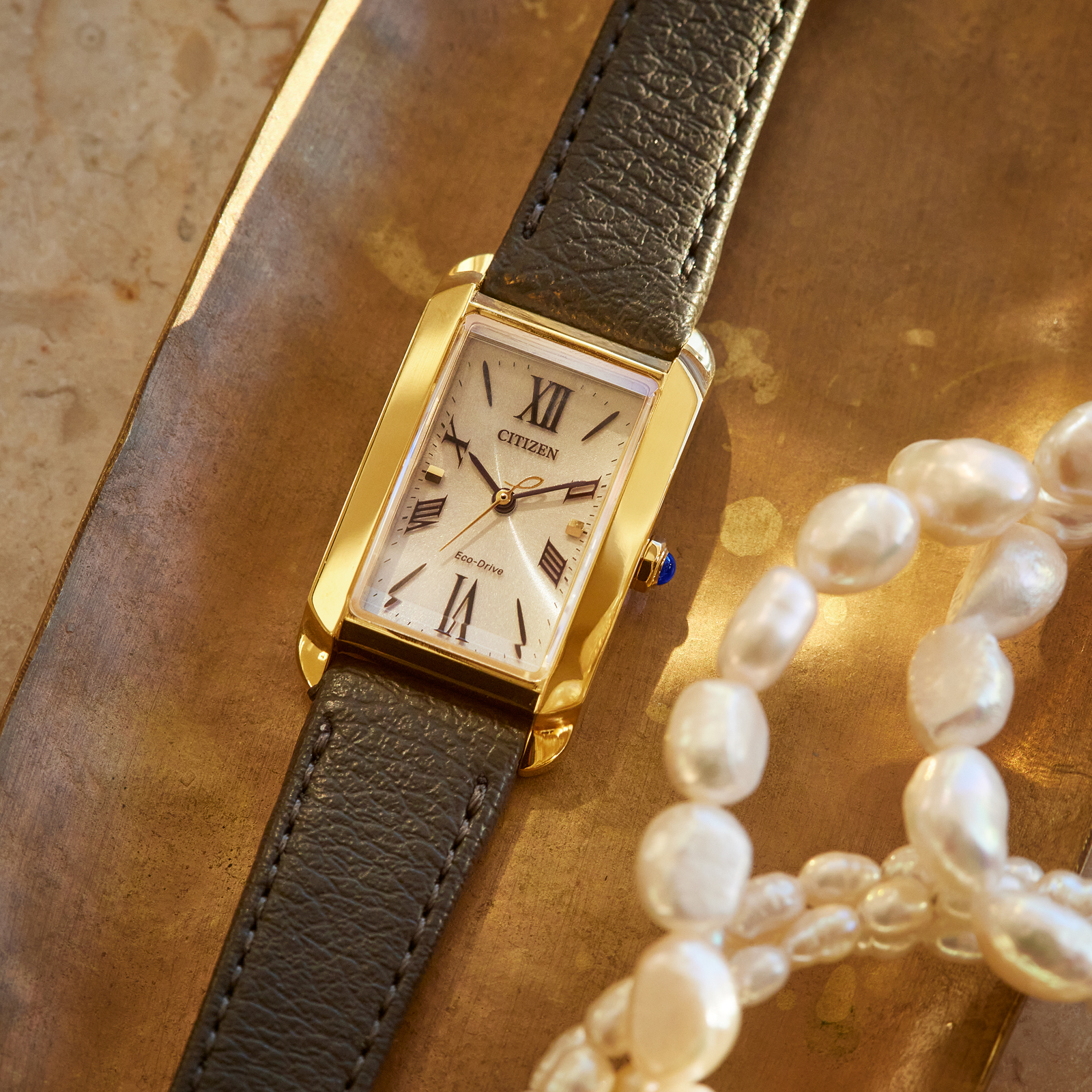 Citizen Eco-Drive L, läderband guld/svart - 19 mm