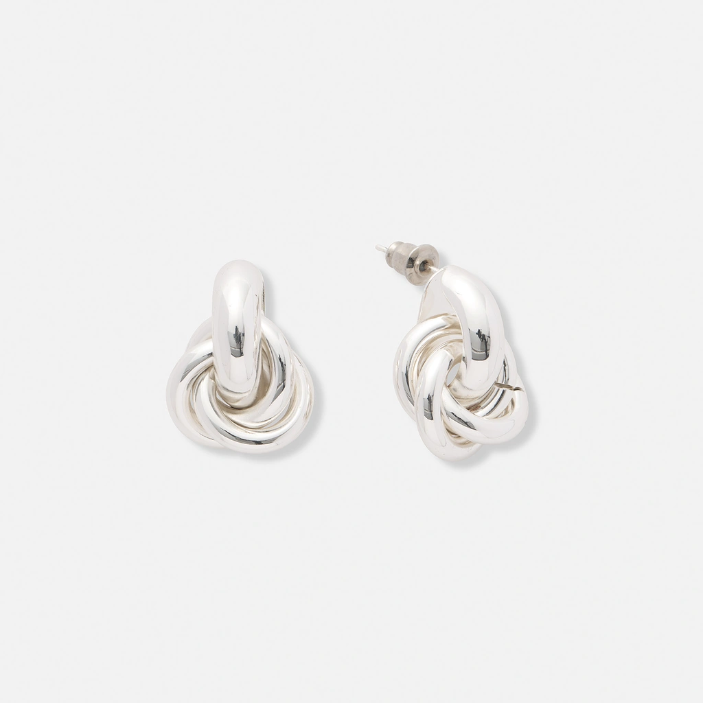Silverpläterade örhängen i knutdesign