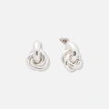 Silverpläterade örhängen i knutdesign