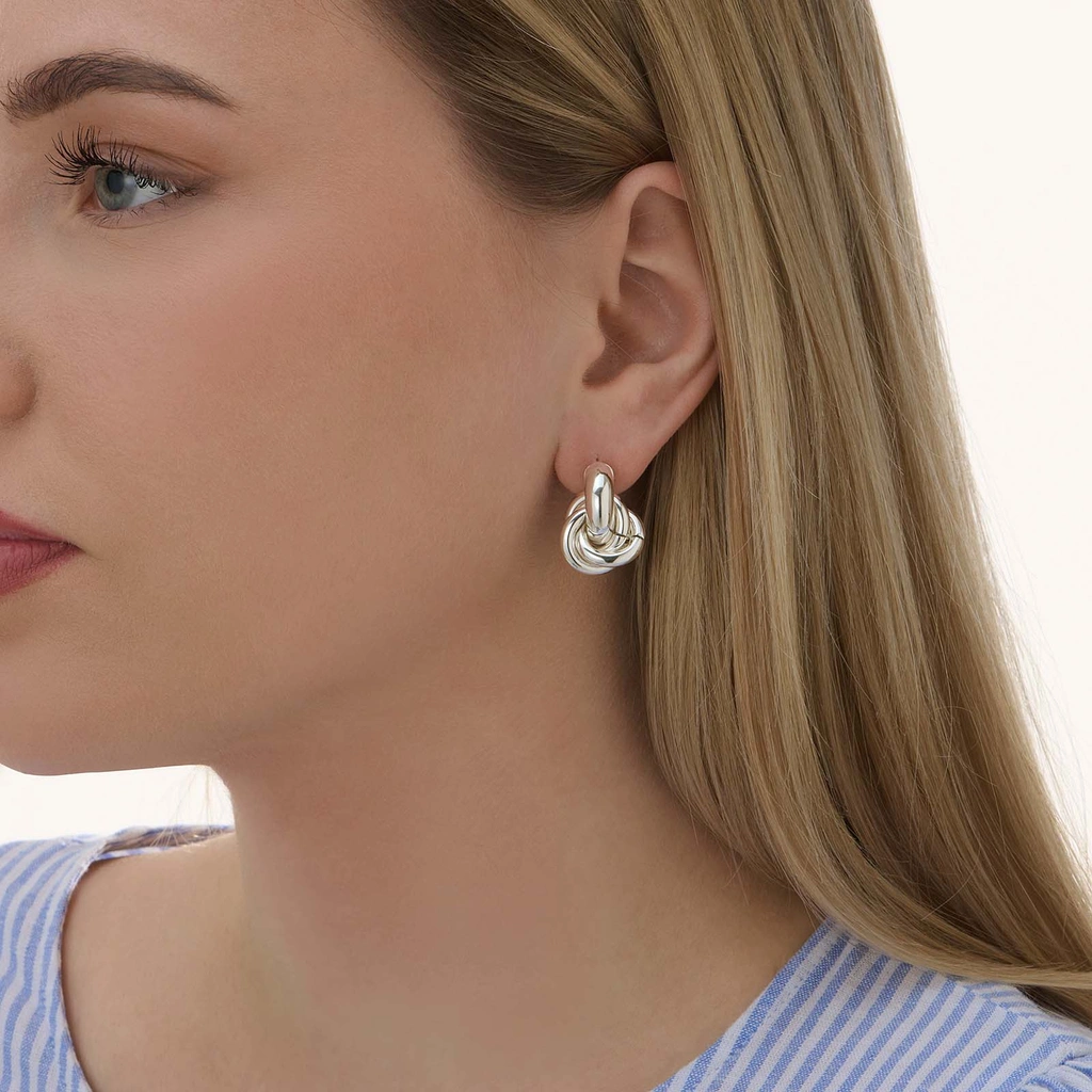 Silverpläterade örhängen i knutdesign