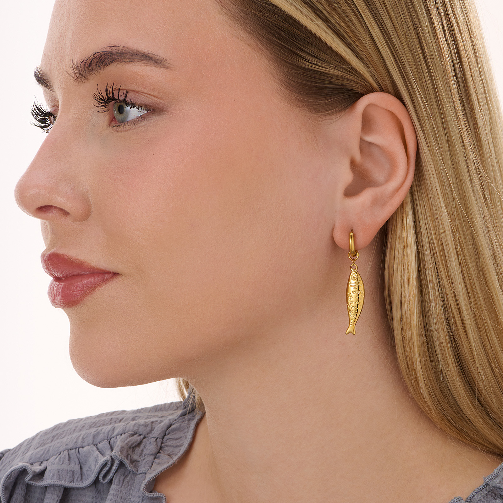 Guldfärgade stålörhängen, huggies med fiskar - 29x8  mm