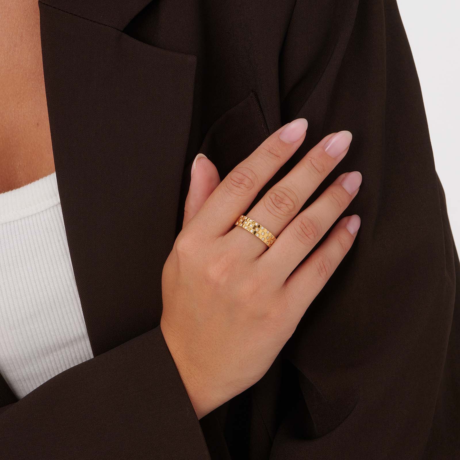 Bred ring i guldfärgat stål - schackrutig