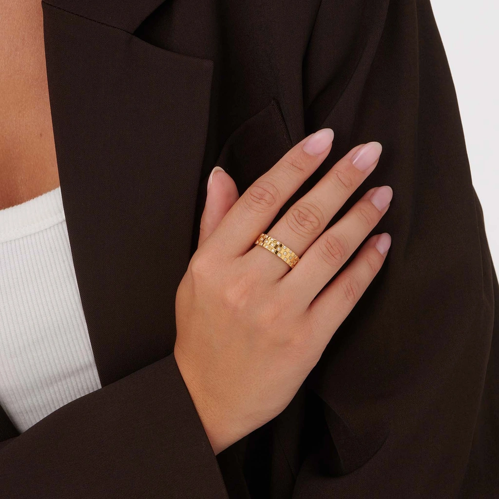 Bred ring i guldfärgat stål - schackrutig 20