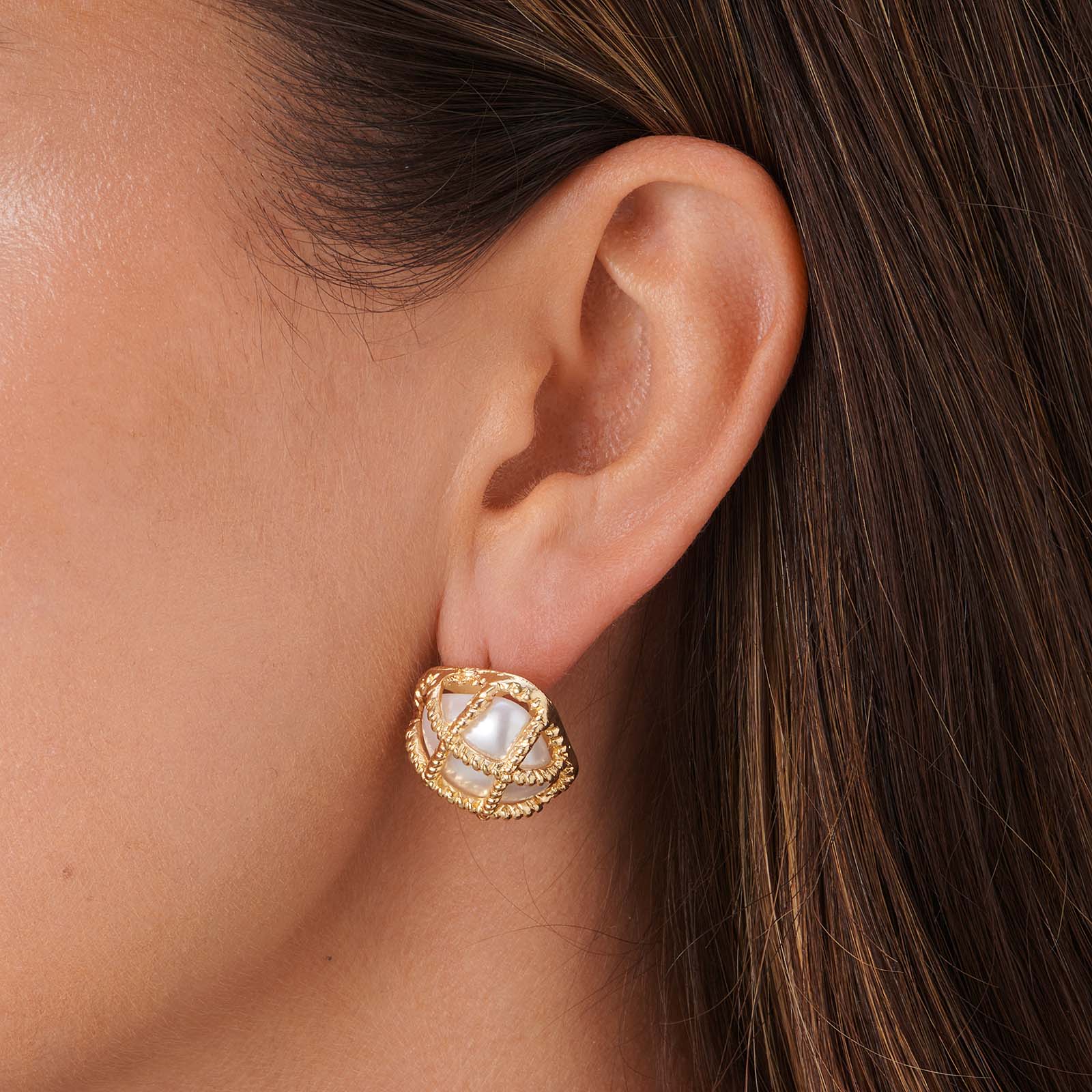 Guldfärgade örhängen, fyrkantiga pärlor i nät - 15 mm Guldfärgade örhängen, fyrkantiga pärlor i nät - 15 mm