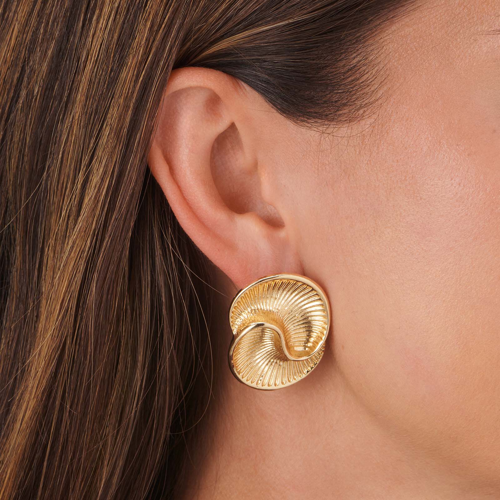 Guldfärgade örhängen, mönstrade former - 35x27 mm Guldfärgade örhängen, mönstrade former - 35x27 mm