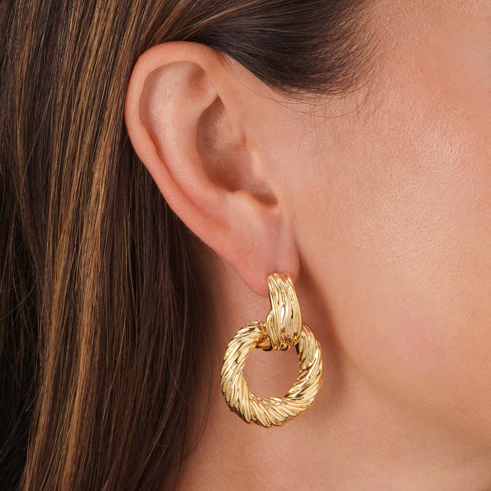 Guldfärgade örhängen vridna ringar - 40x30 mm