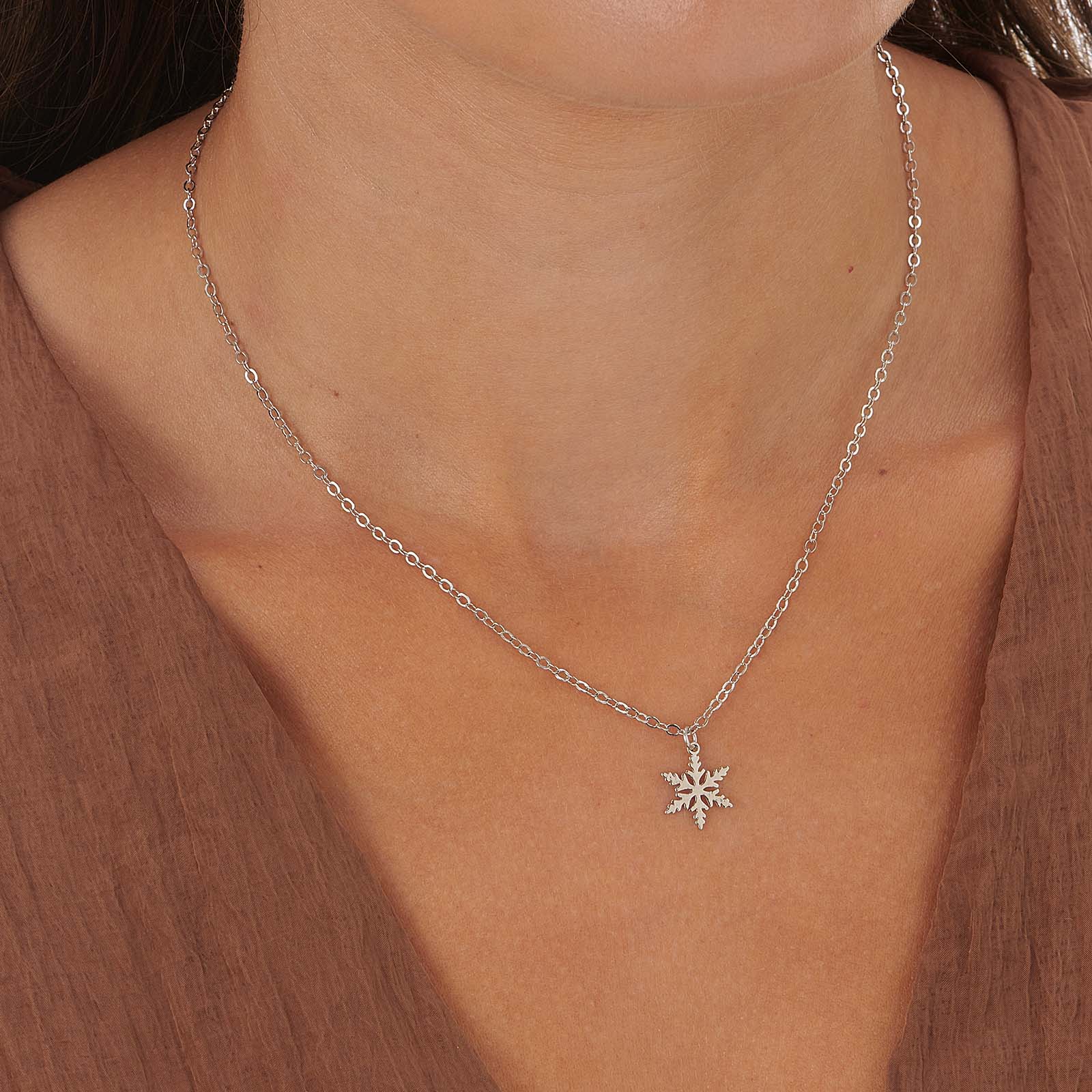 Silverfärgat julhalsband med snöflinga