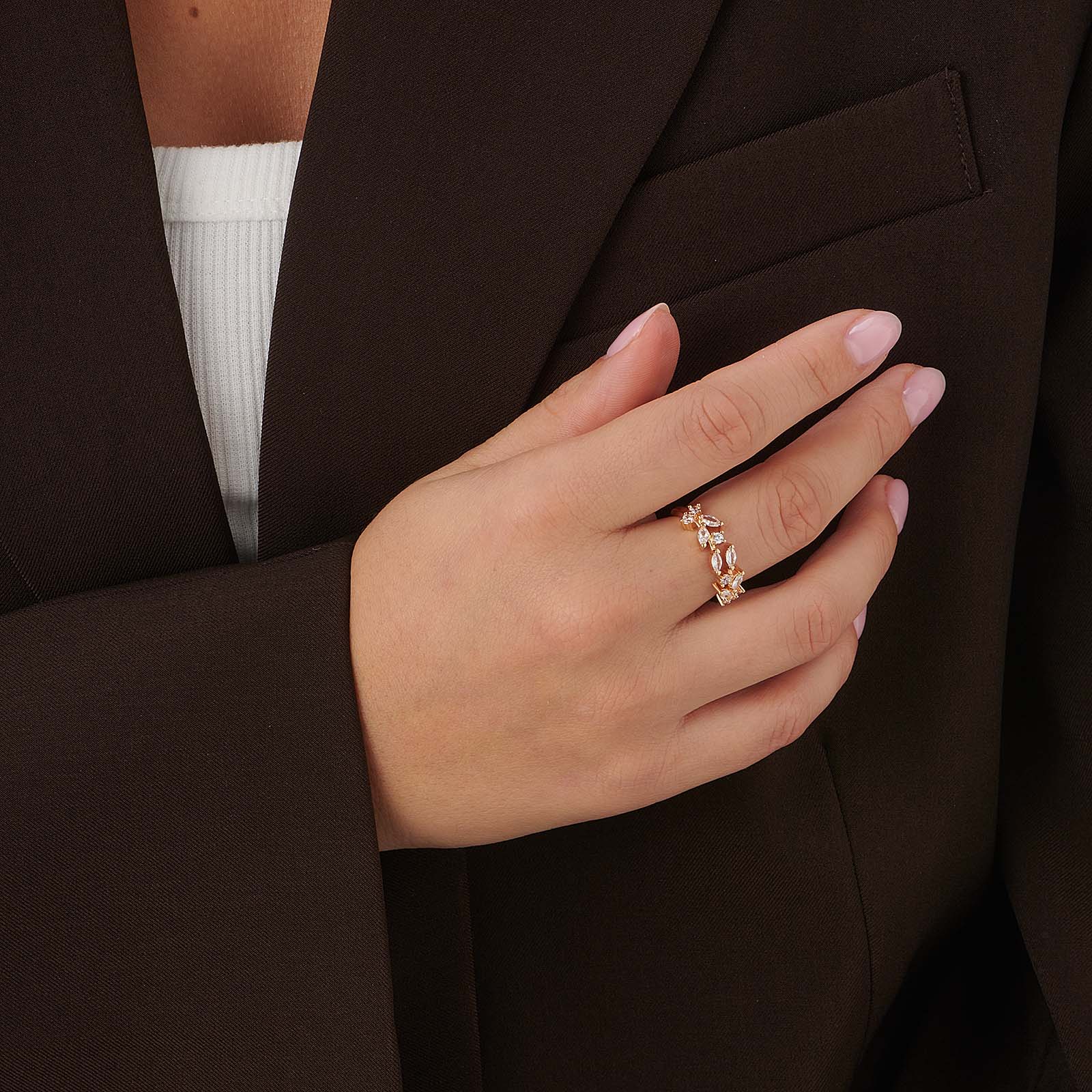 Guldfärgad ring med lövmönster & stenar