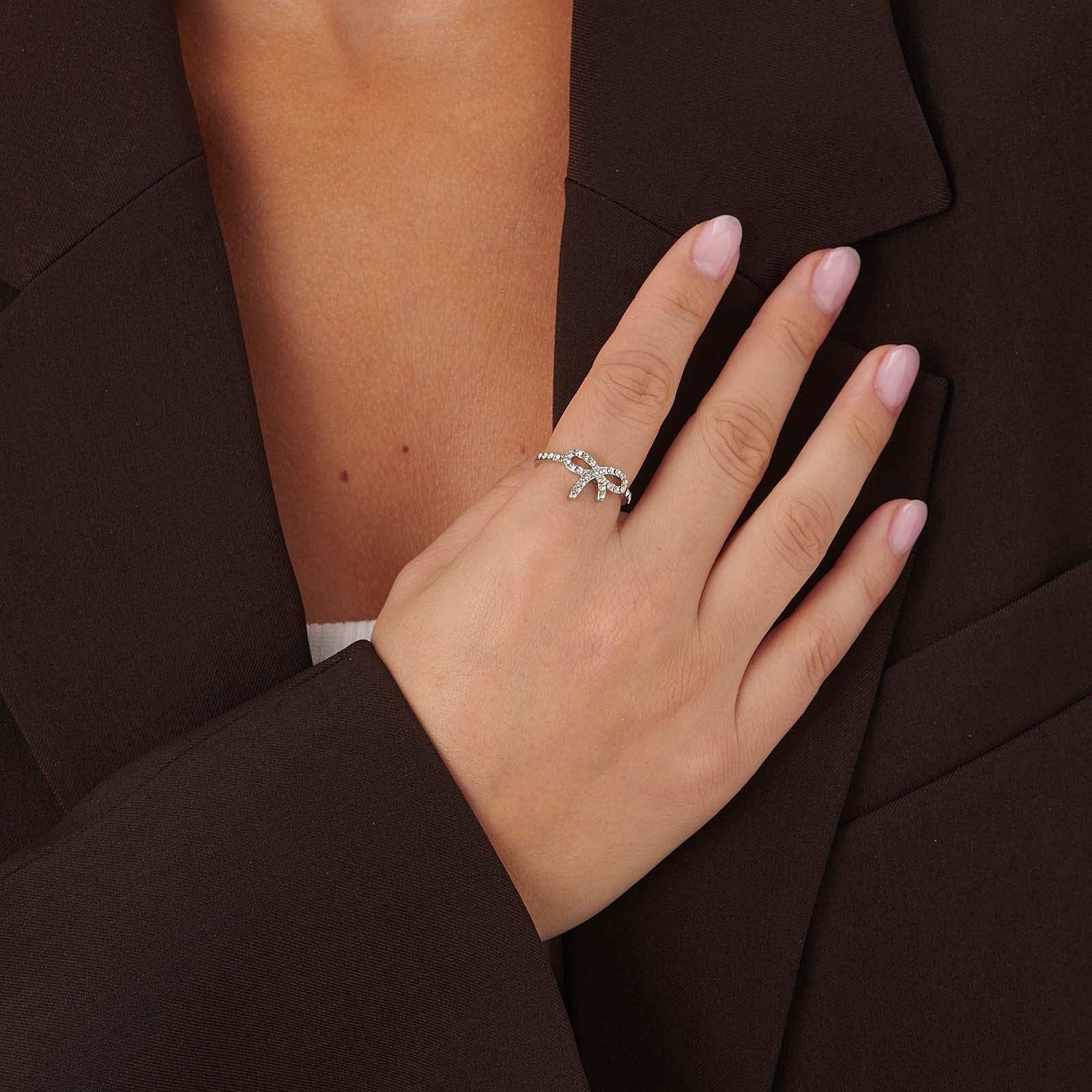 Silverfärgad ring med rosett & vita stenar