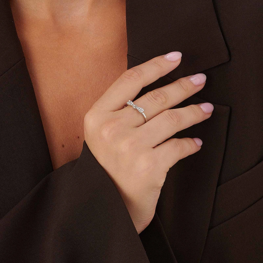 Silverfärgad ring med liten rosett & vita stenar - 18
