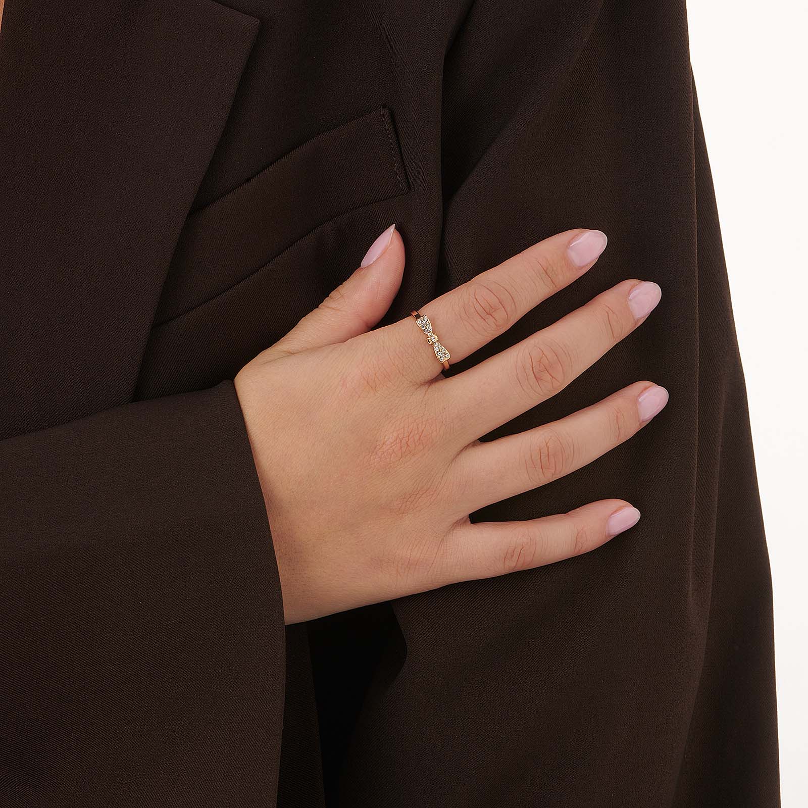 Guldfärgad ring med liten rosett & vita stenar