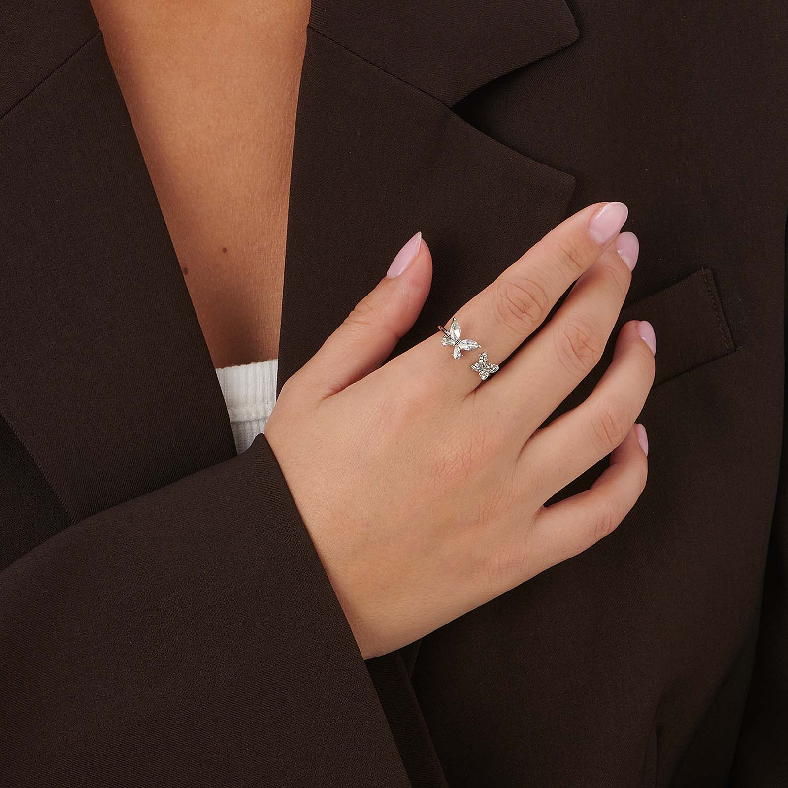 Silverfärgad ring med två fjärilar & vita stenar