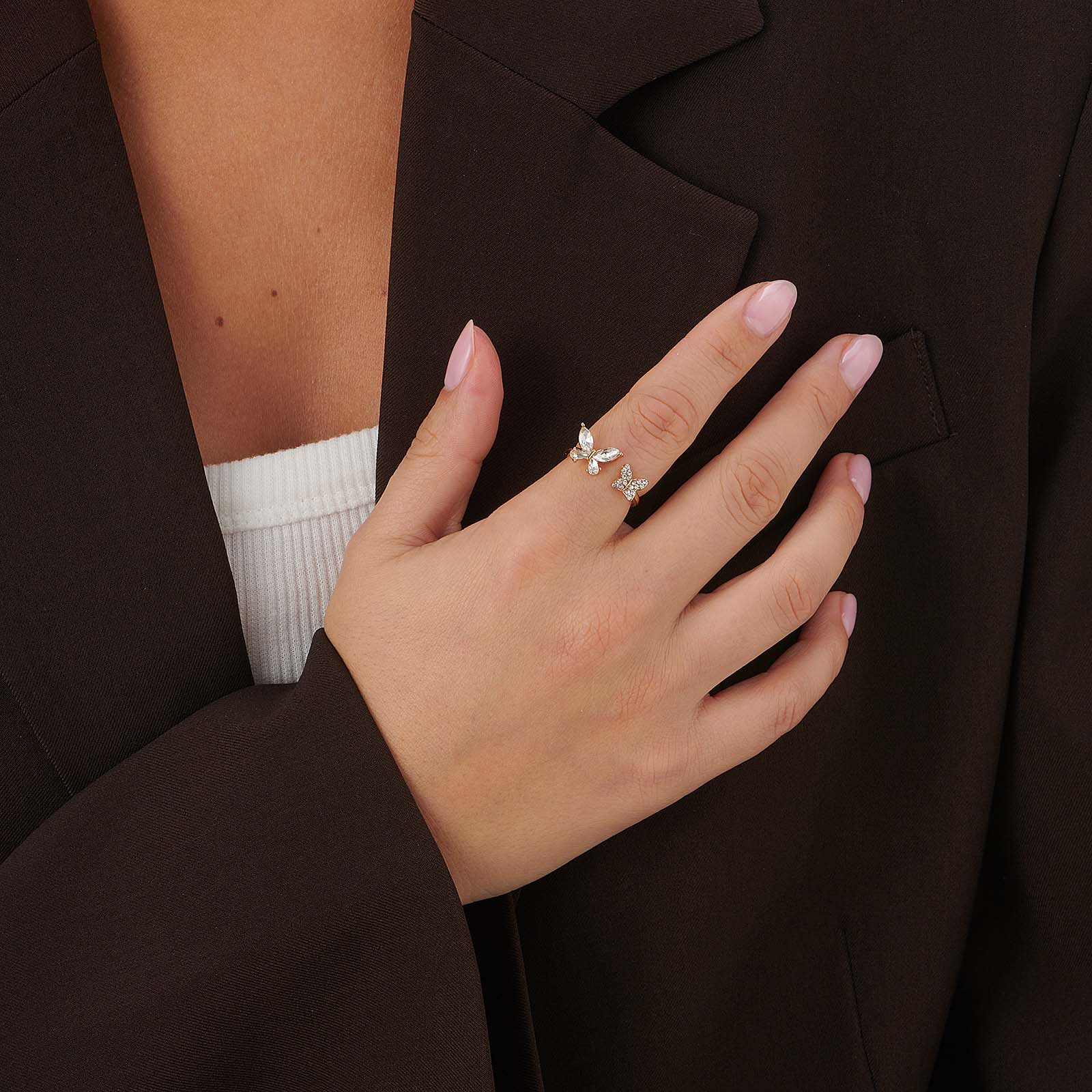 Guldfärgad ring med två fjärilar & vita stenar