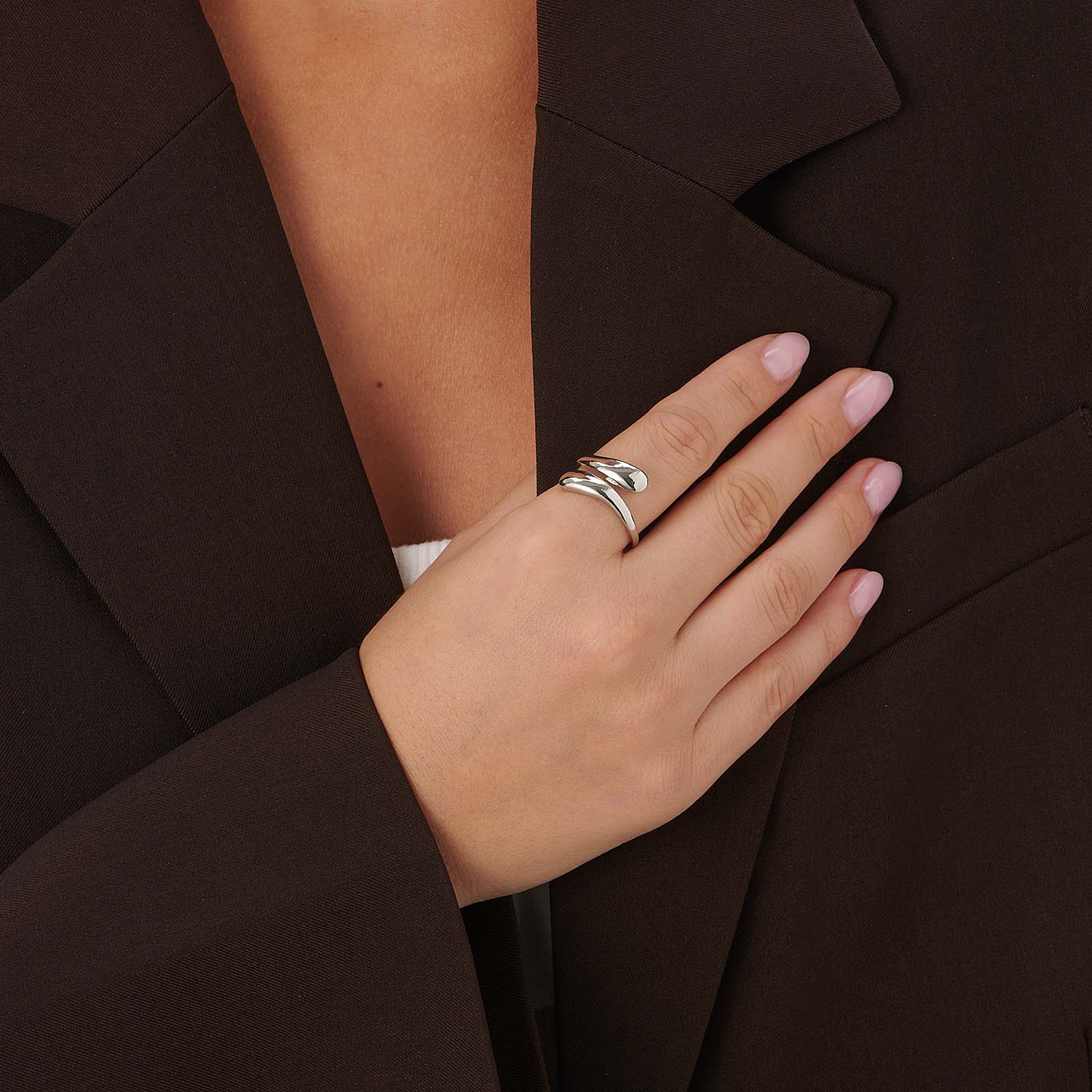 Silverfärgad ring, smal ringlande droppe