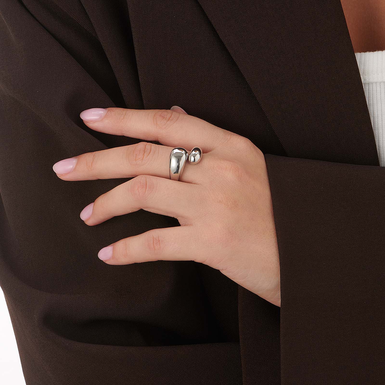 Silverfärgad ring, stor ringlande droppe