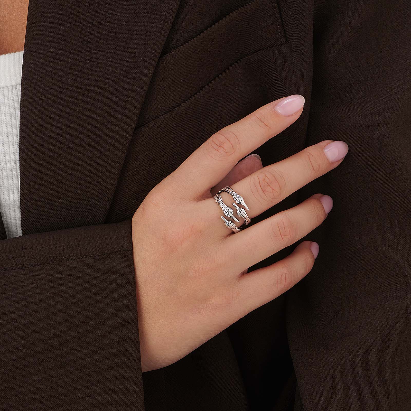 Silverfärgad ring med fågelklo