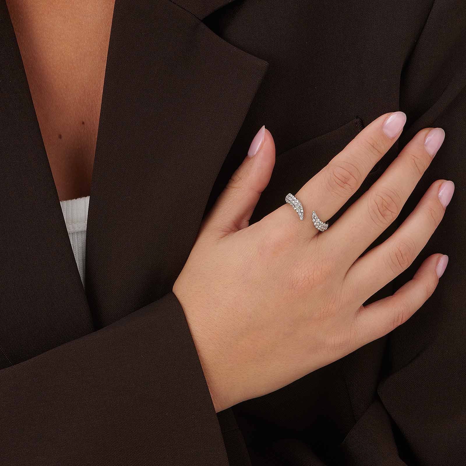 Silverfärgad öppen ring med vita stenar