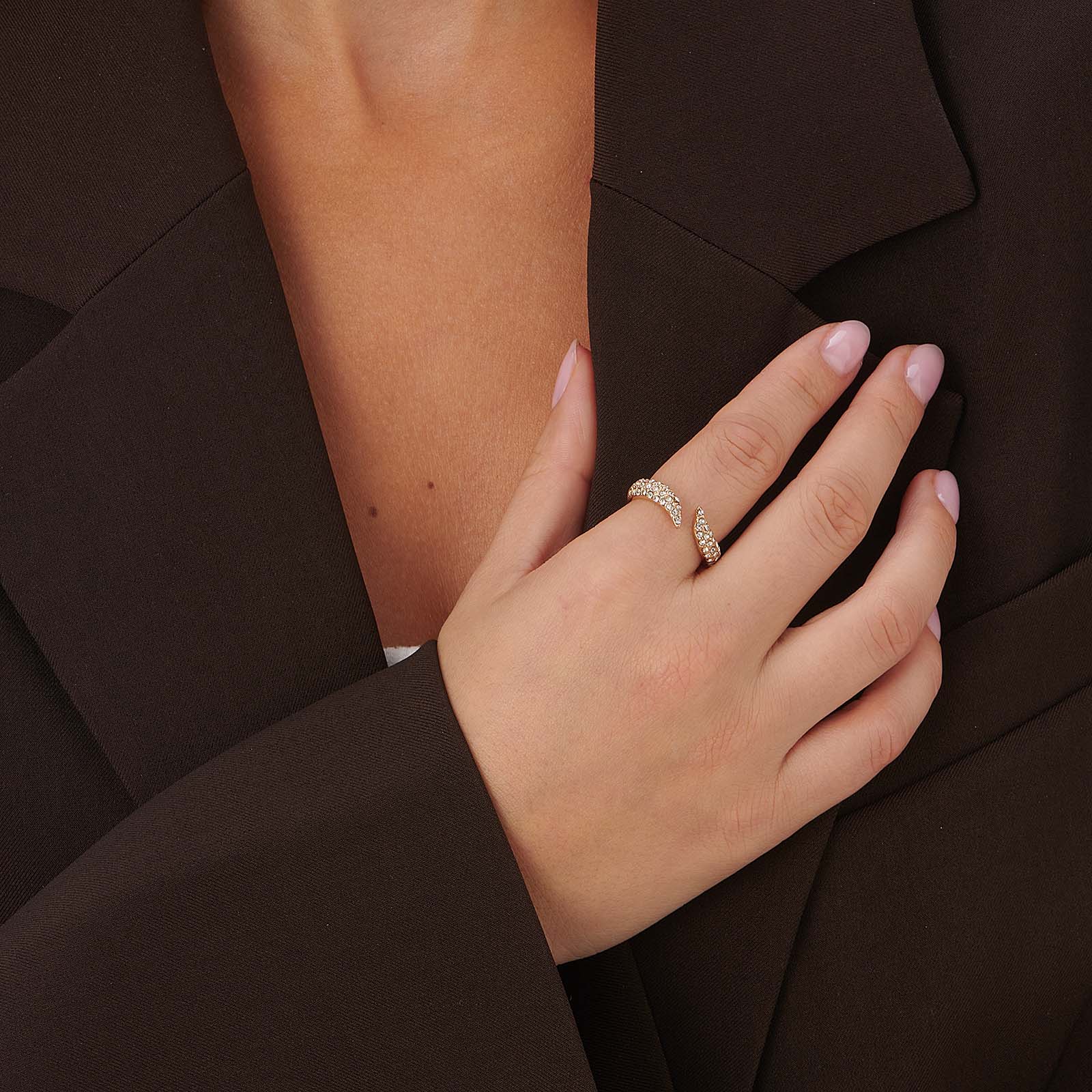 Guldfärgad öppen ring med vita stenar