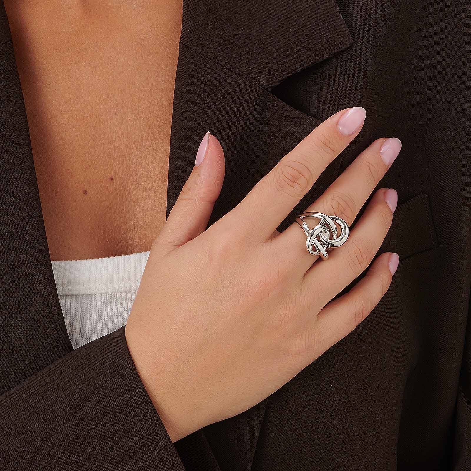 Silverfärgad ring med stor knut