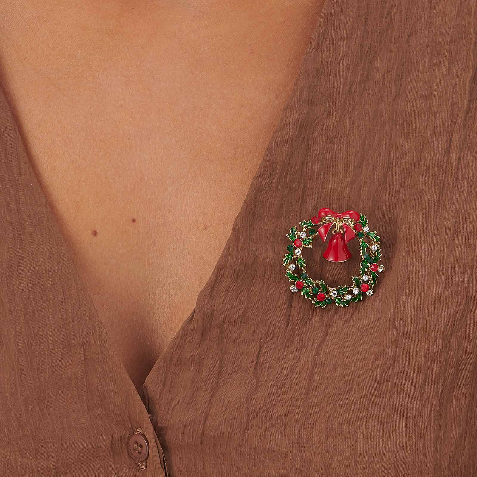Julbrosch krans med röd klocka