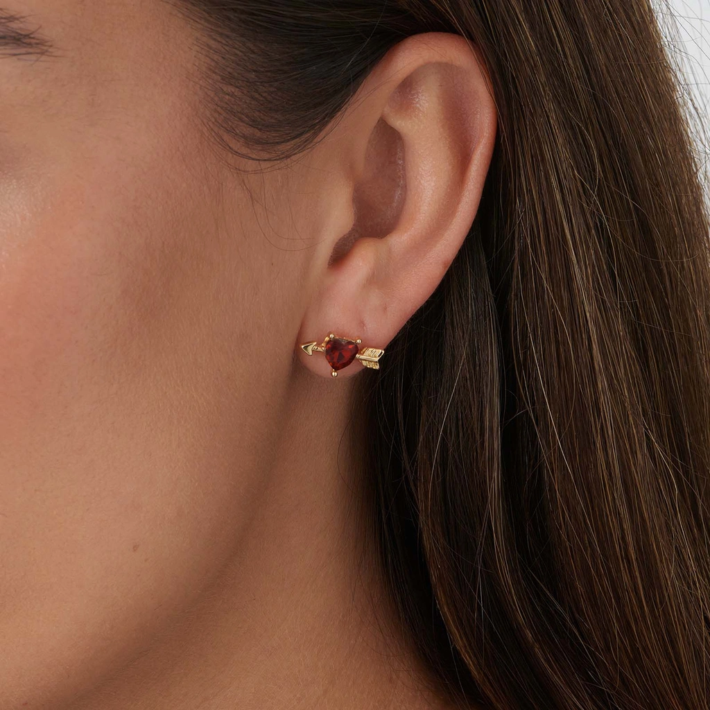 Guldfärgade studs, rött hjärta med pil - 10mm
