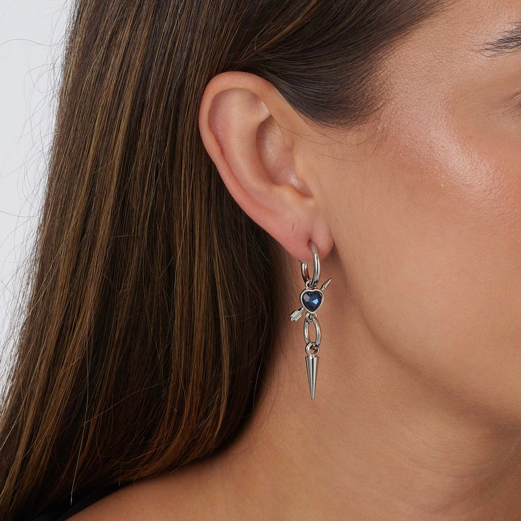 Silverfärgade örhängen, blått hjärta med pil - 50mm