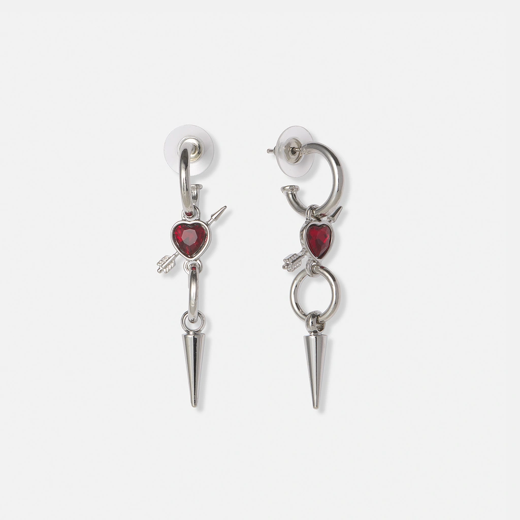 Silverfärgade örhängen, rött hjärta med pil - 50mm