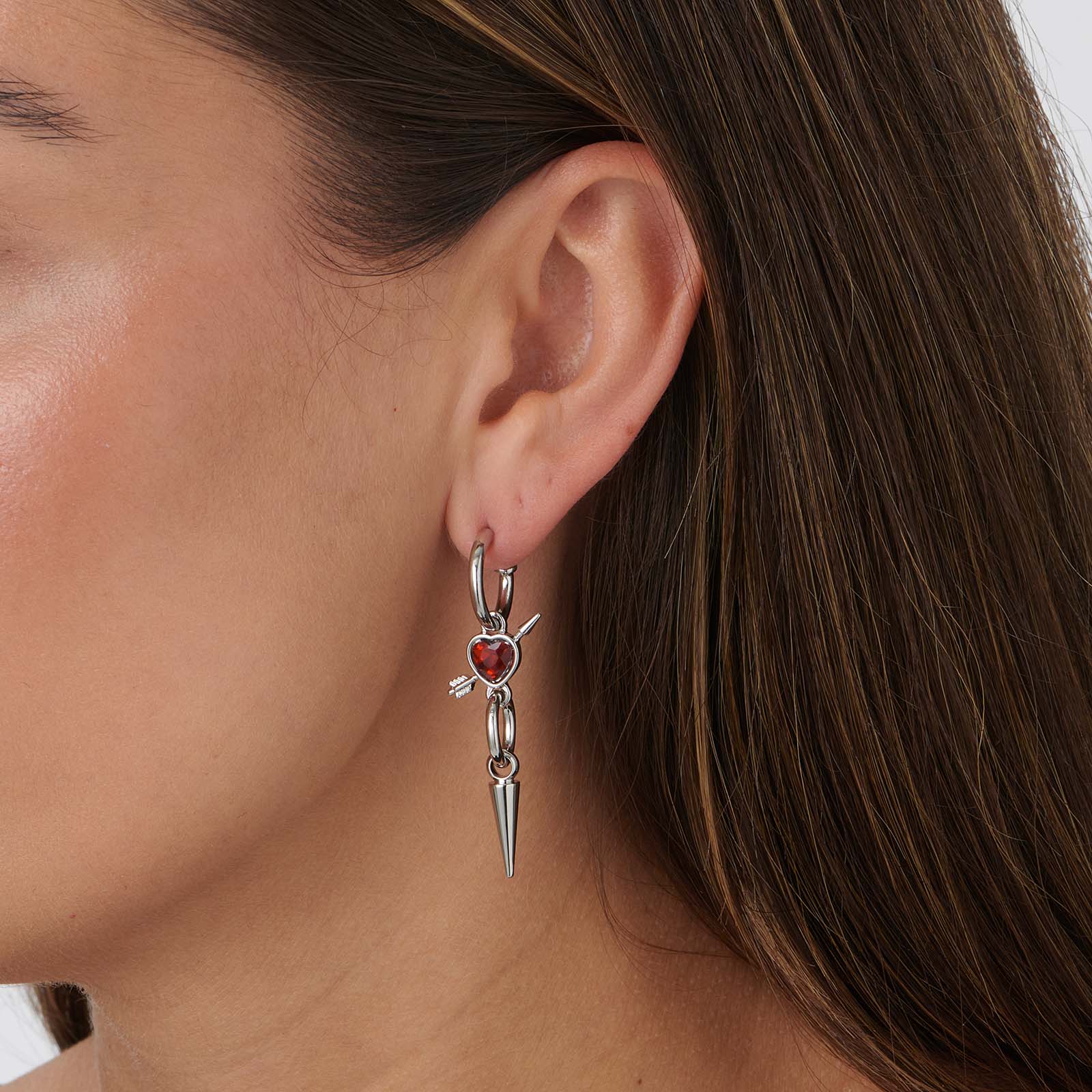 Silverfärgade örhängen, rött hjärta med pil - 50mm