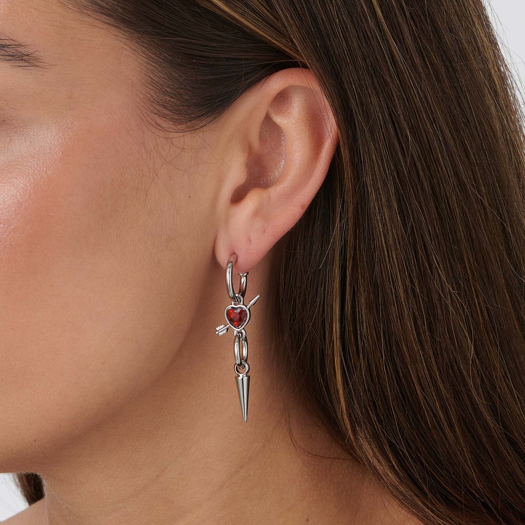 Silverfärgade örhängen, rött hjärta med pil - 50mm