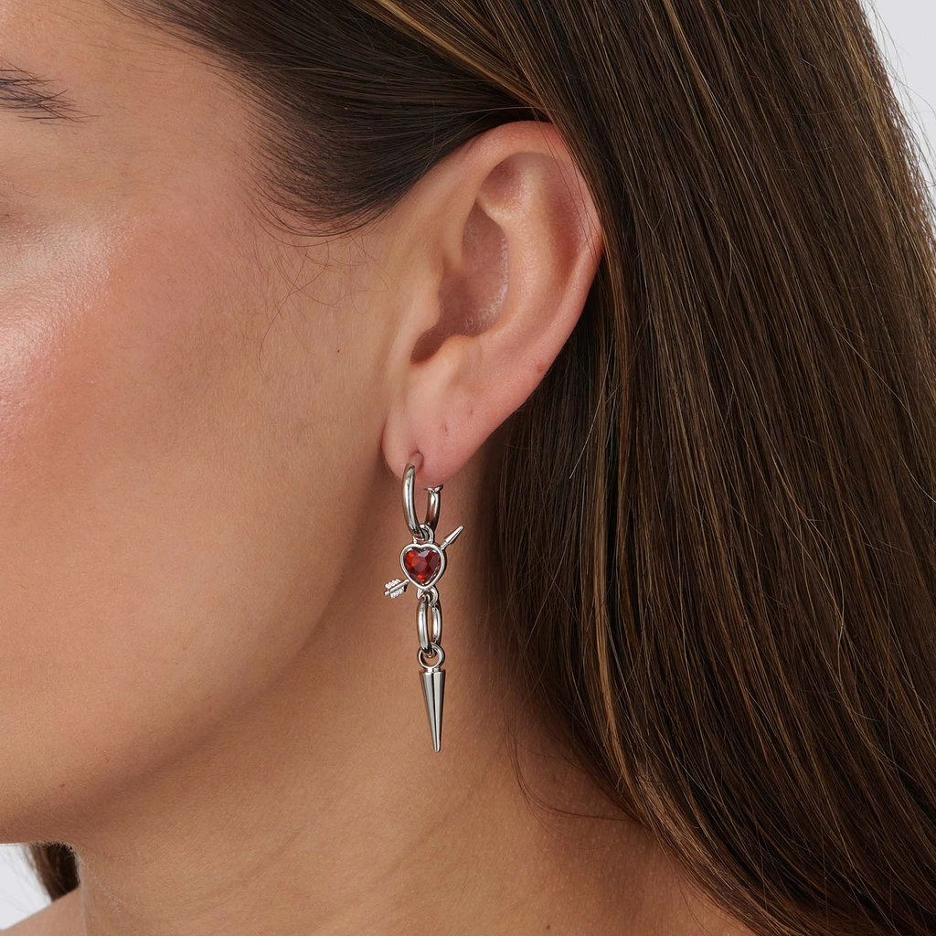 Silverfärgade örhängen, rött hjärta med pil - 50mm