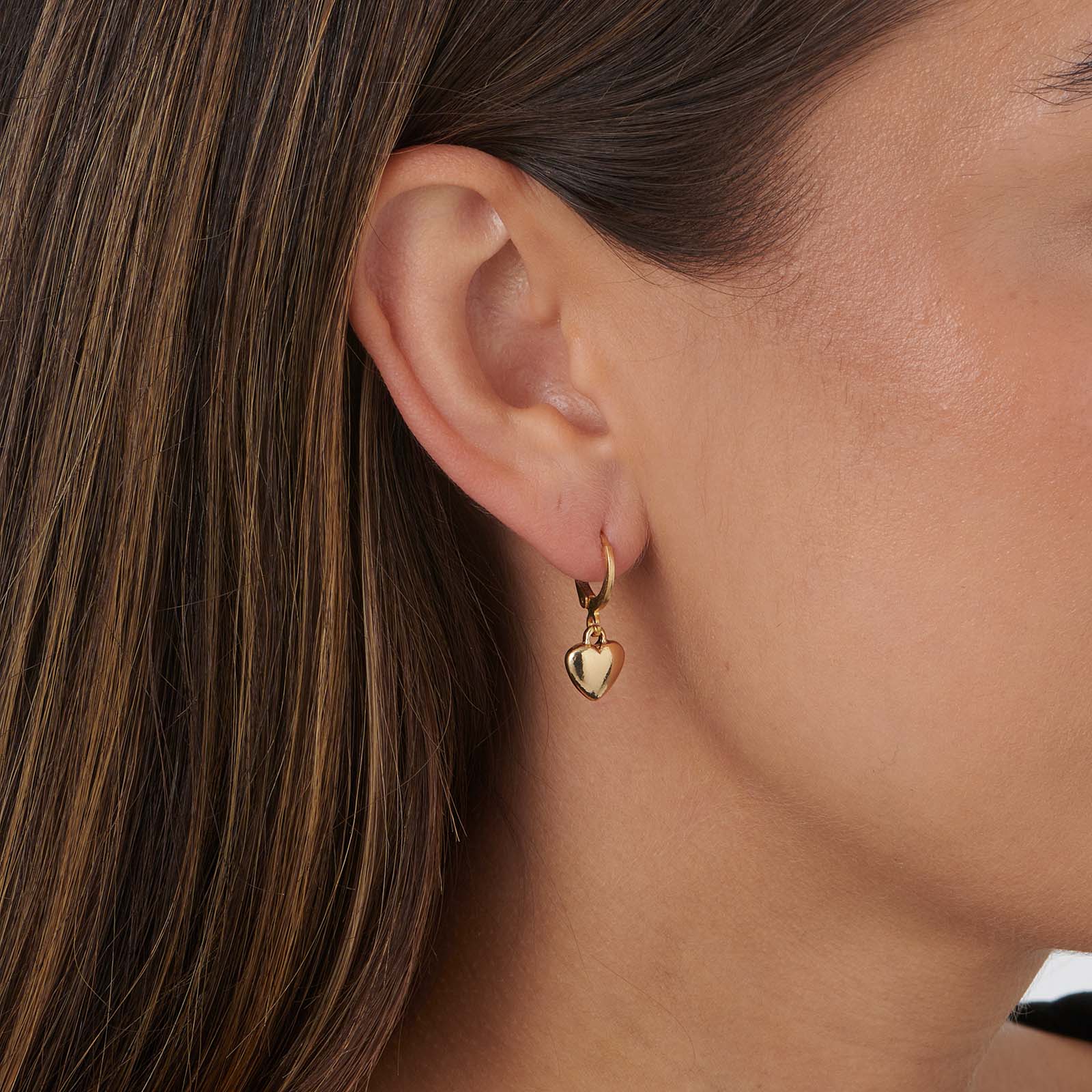 Guldfärgade små hoops med hängande hjärtan - 25mm