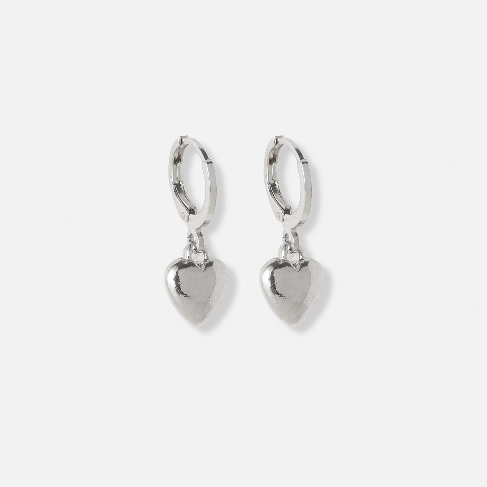 Silverfärgade små hoops med hängande hjärtan - 25mm