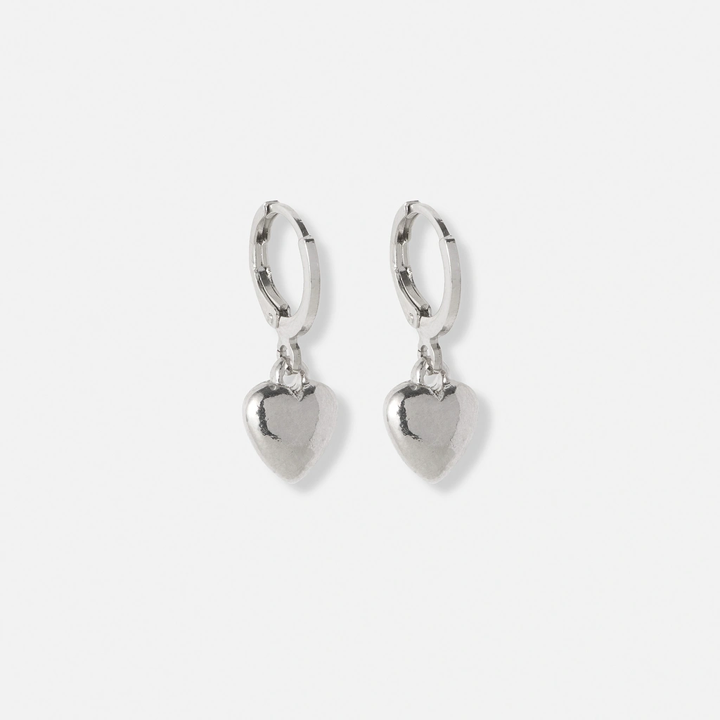 Silverfärgade små hoops med hängande hjärtan - 25mm
