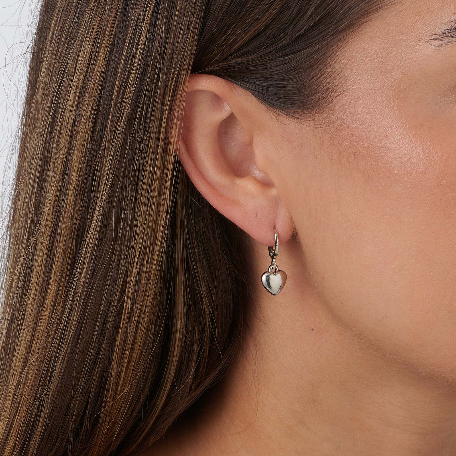 Silverfärgade små hoops med hängande hjärtan - 25mm