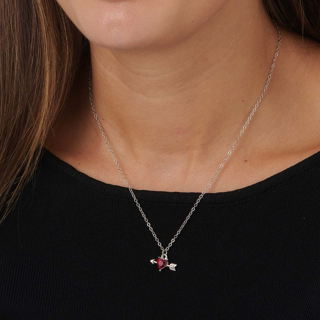 Silverfärgat halsband, rött hjärta med pil - 42+7cm