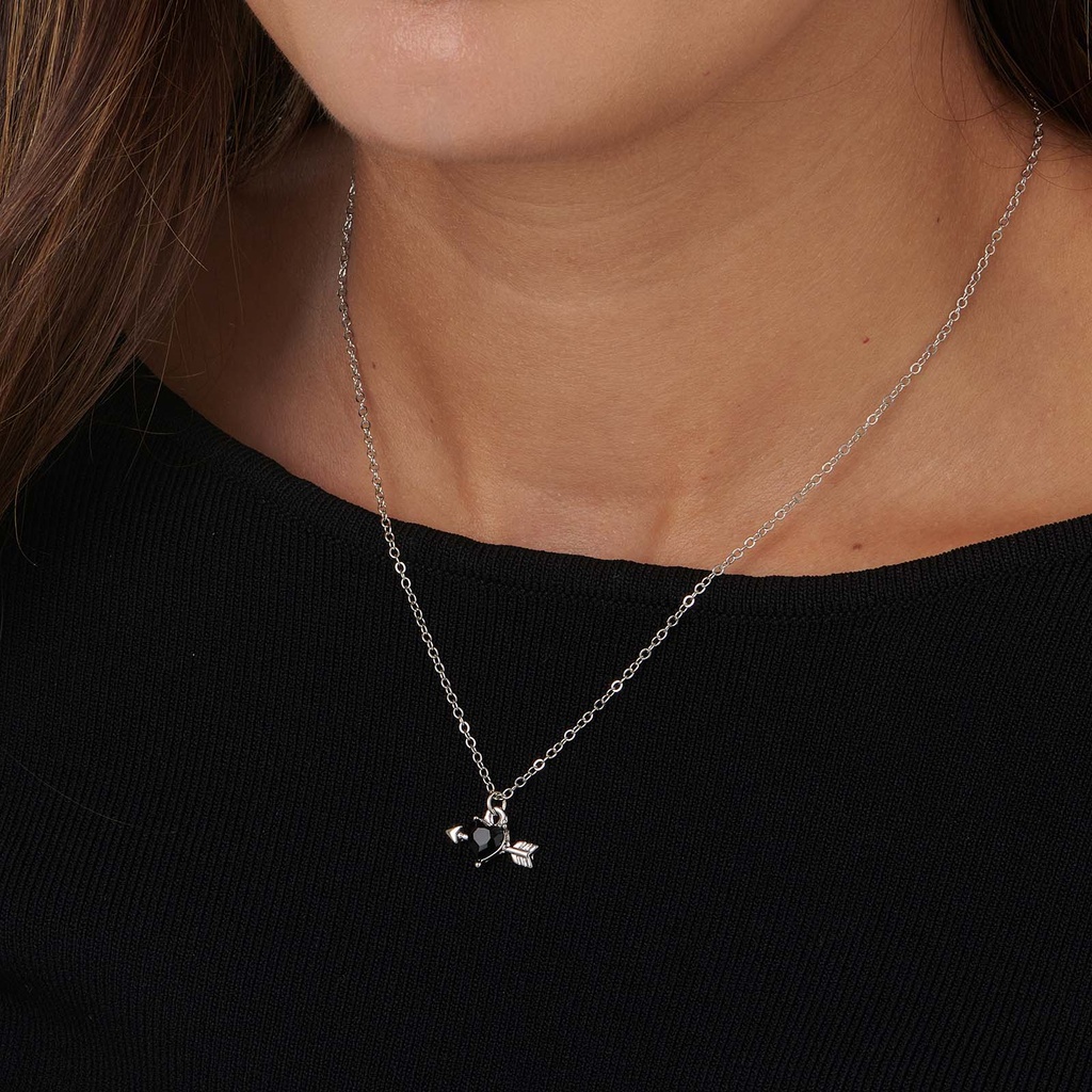 Silverfärgat halsband, svart hjärta med pil - 42+7cm