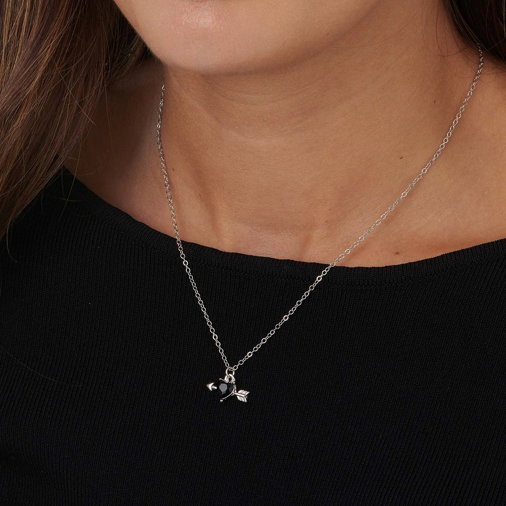 Silverfärgat halsband, svart hjärta med pil - 42+7cm