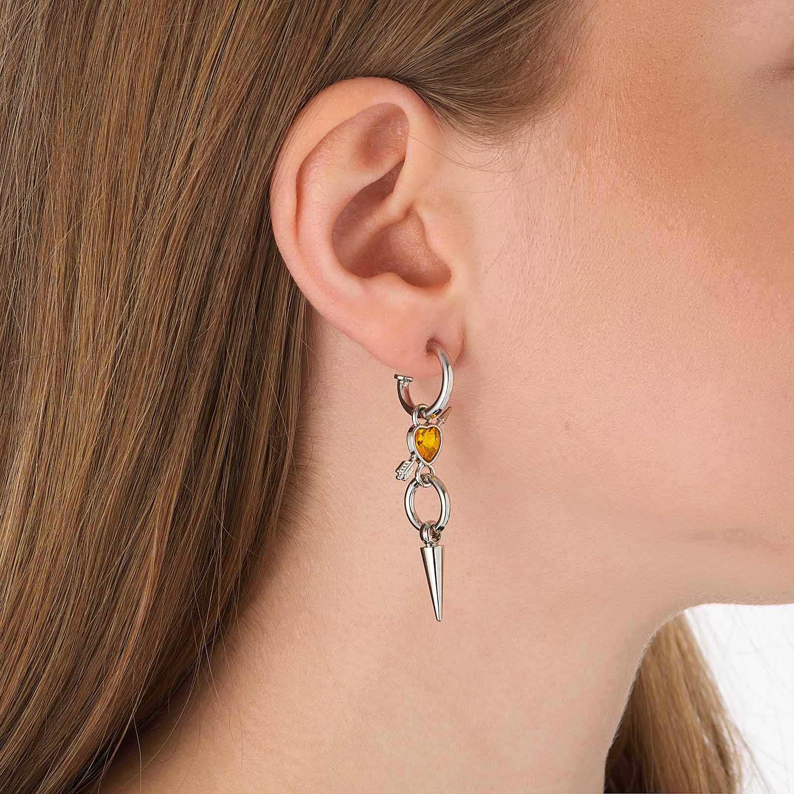 Silverfärgade örhängen, orange hjärta med pil - 50mm