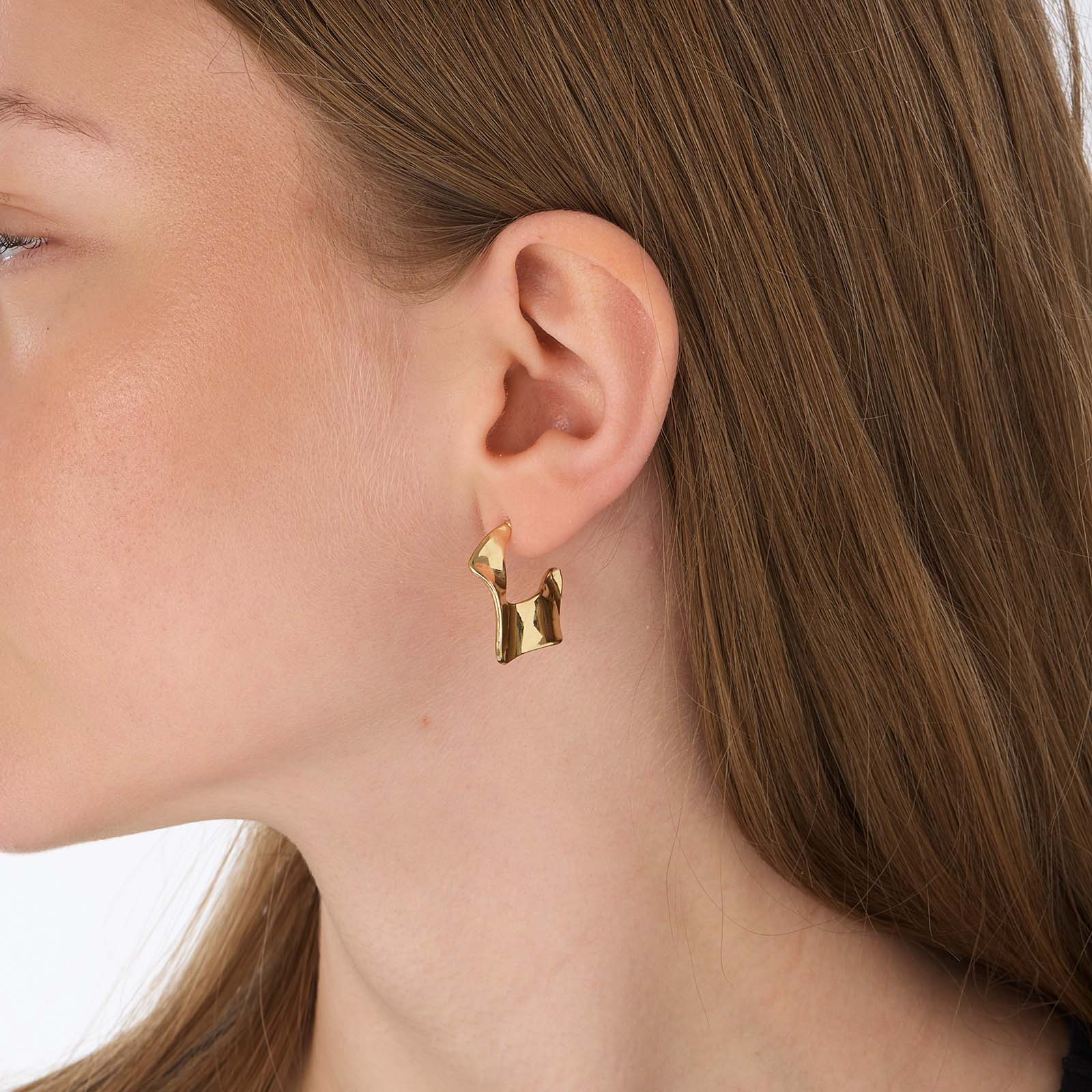 Guldfärgade assymetriska hoops - 25x25mm