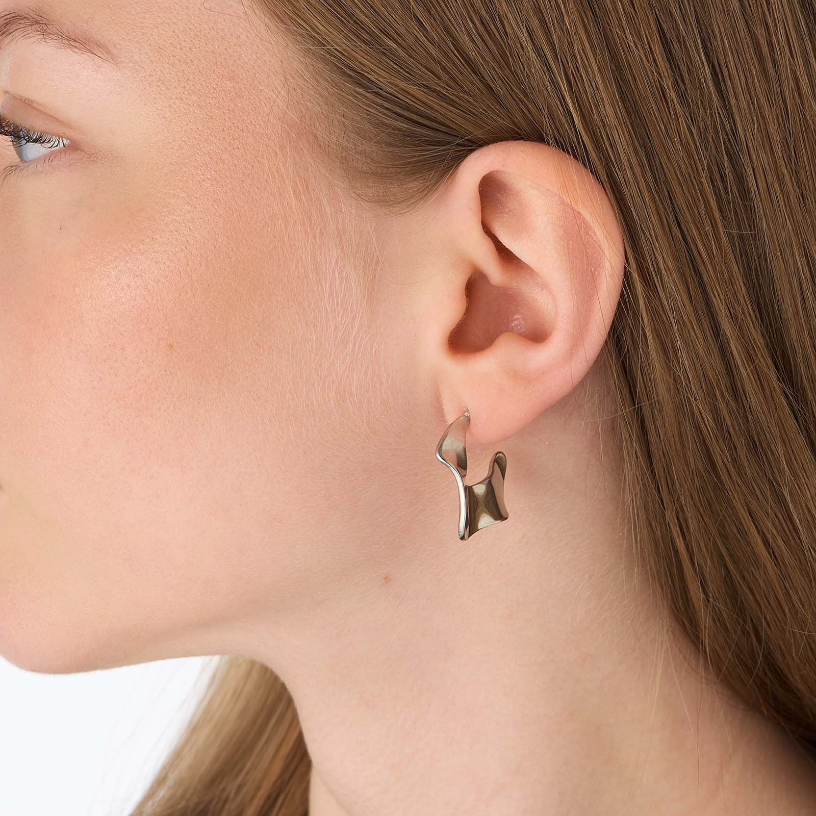 Silverfärgade assymetriska hoops - 25x25mm