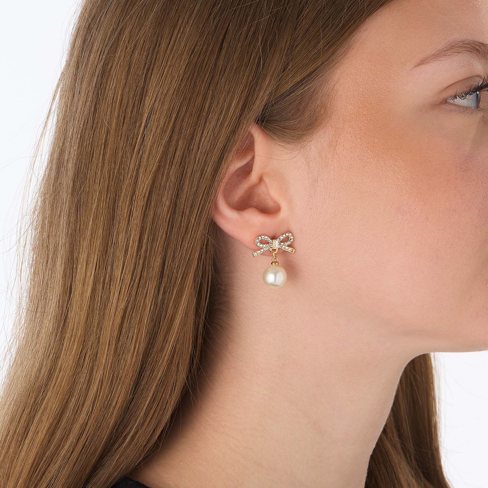 Guldfärgade örhängen, rosett & hängande pärla - 15x20mm